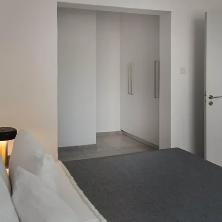 Phaedrus Living View Flat Harbour 04