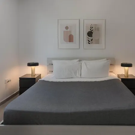 Phaedrus Living View Flat Harbour 04